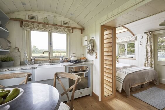 Из этих дачных бытовок сделали шедевры! 😍 Я бы уехала в такую жить на ...