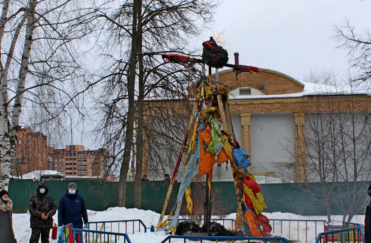 Тряпьё так и не догорело.