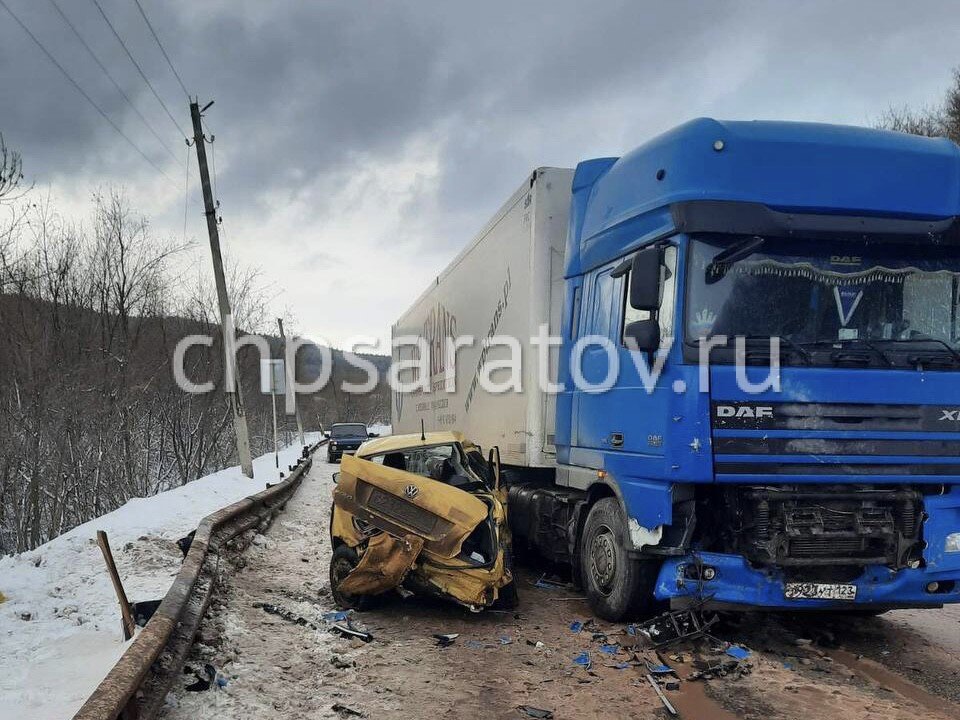 На месте работают сотрудники пожарной охраны и ДПС, медики скорой помощи. Обстоятельства произошедшего выясняются.