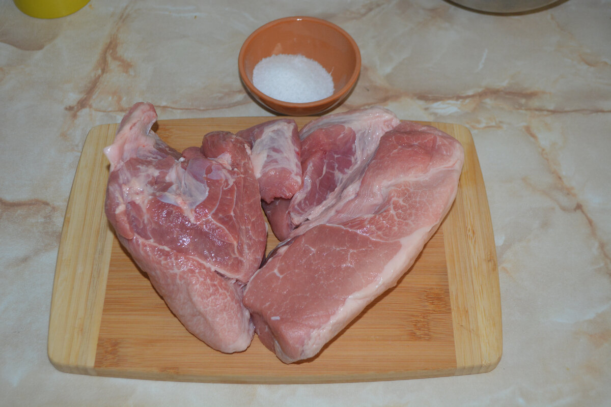 Вареное свиное мясо. Свинина с орехами.
