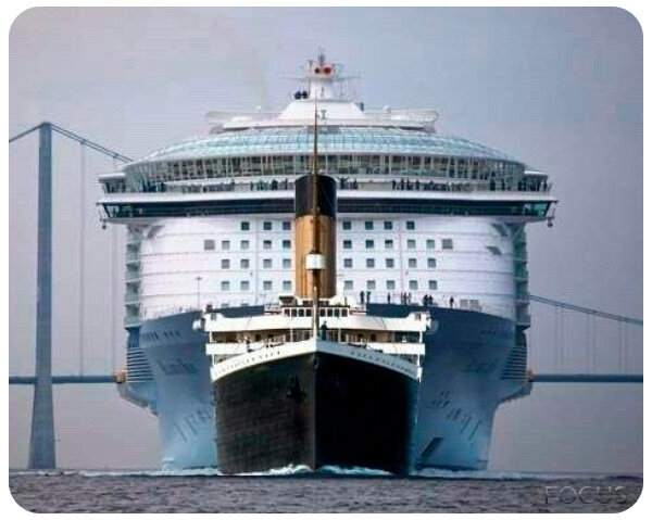 Это фото-сравнение размеров "Титаника" и современного круизного лайнера. В таком ракурсе он выглядит не так впечатляюще.