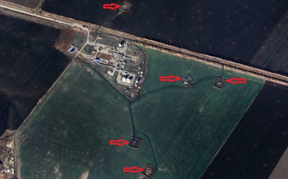 Принт скрин с Google Earth Pro (стрелочки дорисовал автор) Раковское нефтяное месторождение (Алексеевский р-н, Самарская обл.) сейчас находится в руках частной компании.