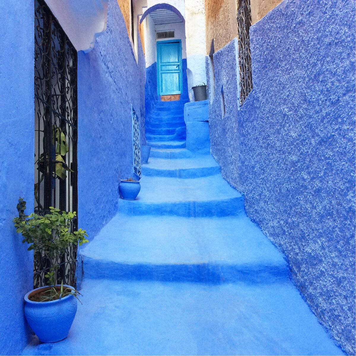 Синие стены домов Источник: Agustin Ozcoidi с сайта Pixabay 