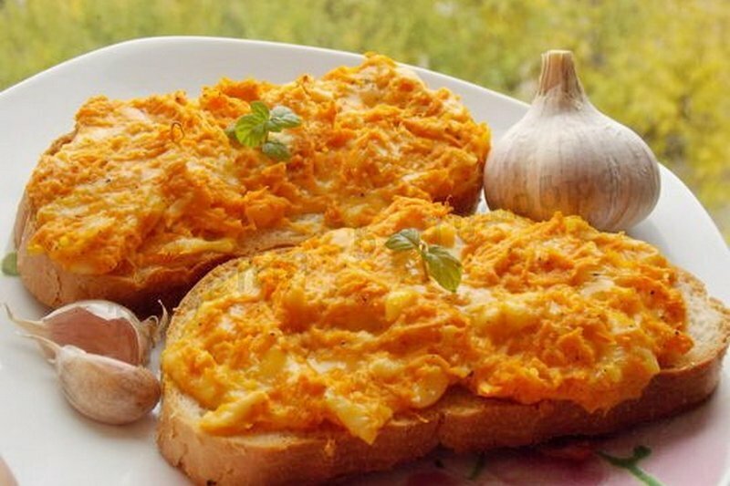 Сырные гренки. Горячие бутерброды с чесноком. Бутерброды с колбасой и помидорами на батоне. Бутерброды с сыром и чесноком. Бутерброды с сыром и чесноком.