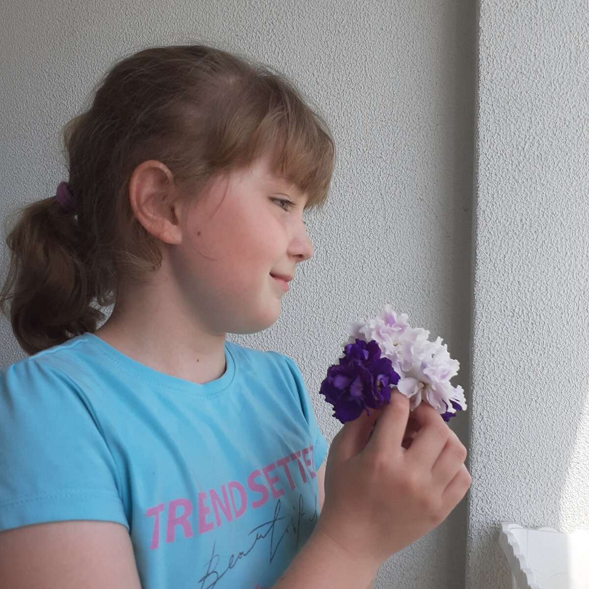 Мои детки по своему участвуют в судьбе фиалок :))