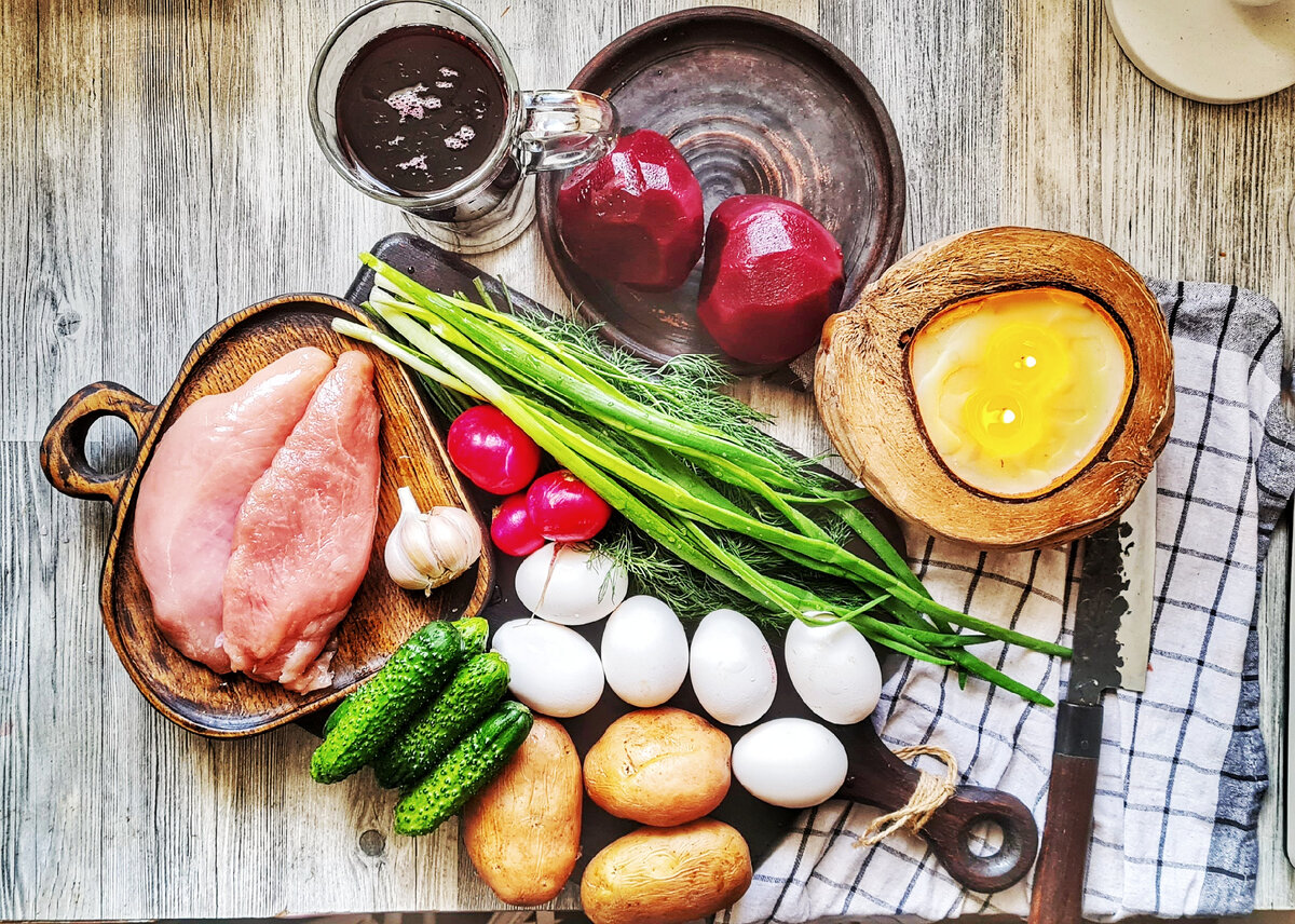Продукты которые мне понадобились для приготовления этого блюда: грудка индюшки, чеснок, вареный картофель, зелень (лук, укроп), огурцы, редис, вареные яйца, вареная свекла, свекольный отвар