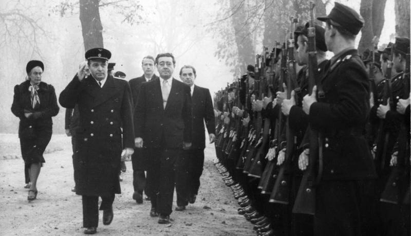 Георгий Пушкин, слева в мундире от почетного караула. Фото из Википедии