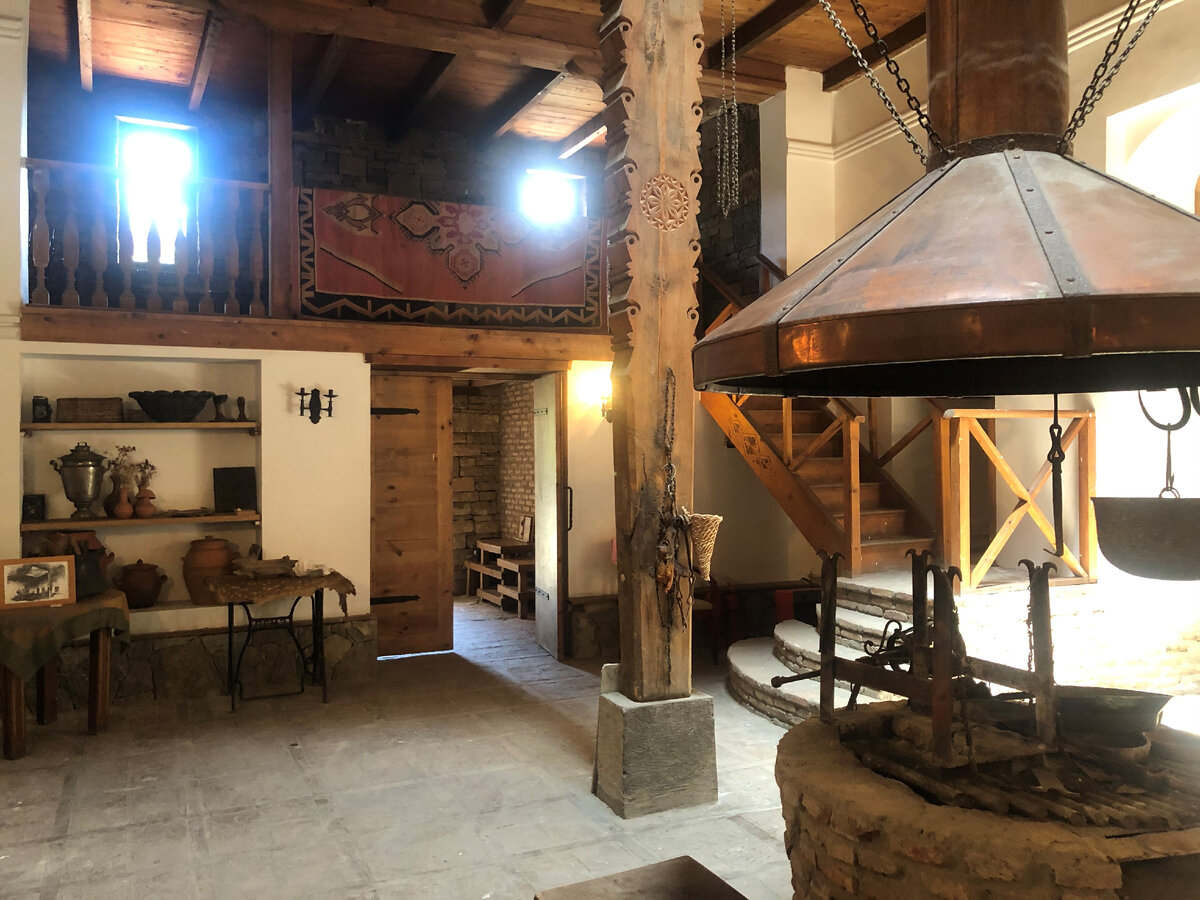 Внутри много предметов из метала, керамики, камня и дерева. Выглядит очень аутентично.