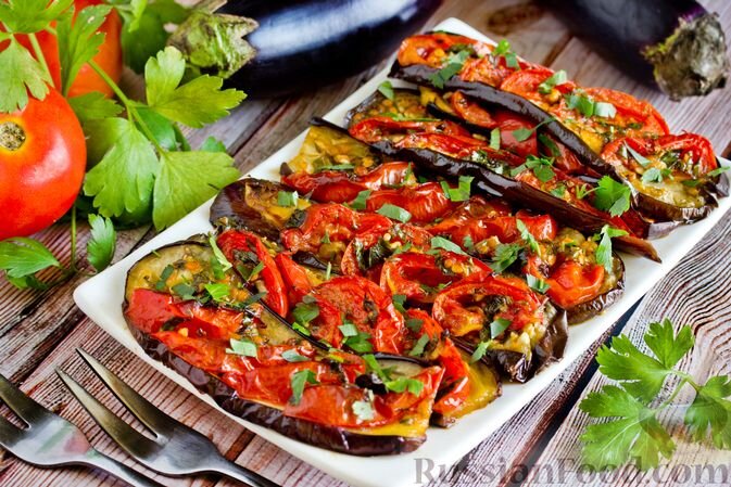 Баклажаны кружками в духовке. Баклажаны пармеджано веером. Баклажаны веером запеченные в духовке с помидорами и сыром. Баклажаны помидоры запеченные в духовке целиком. Баклажаны помидоры запеченные в духовке целиком.