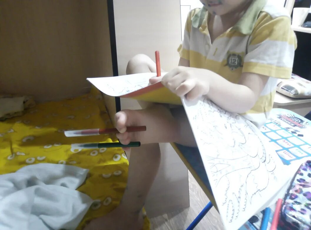 Когда мама заставляет работать всеми конечностями сразу:)