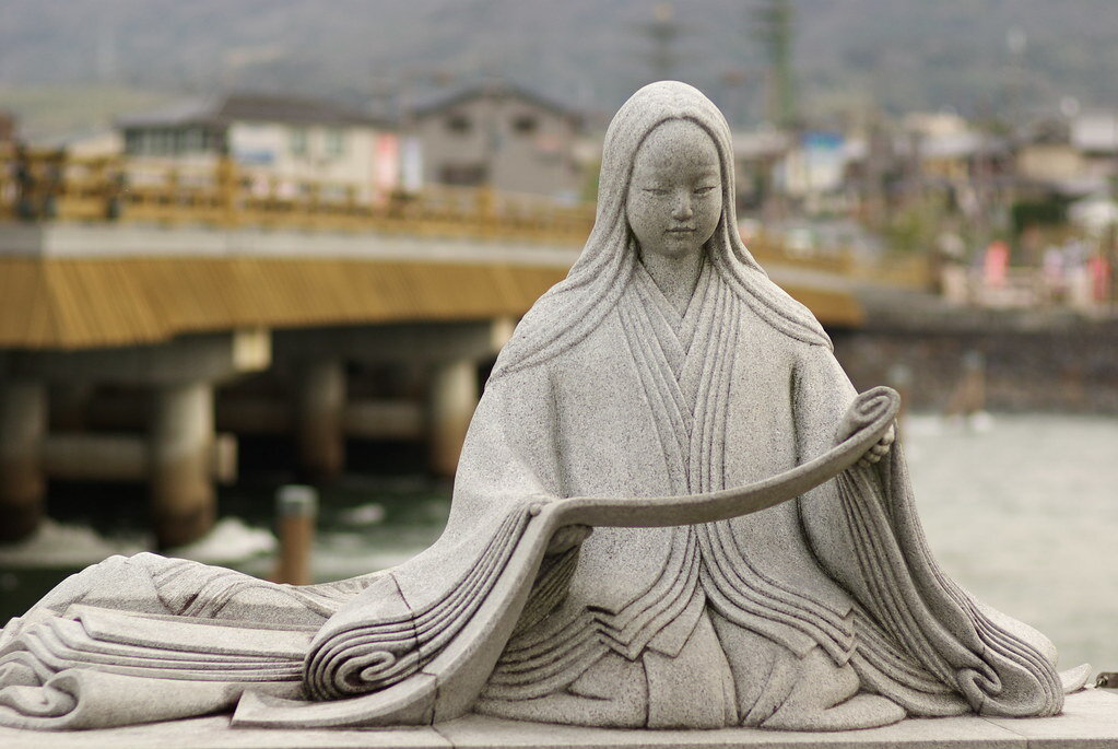 Памятник Мурасаки Сикибу в Удзи