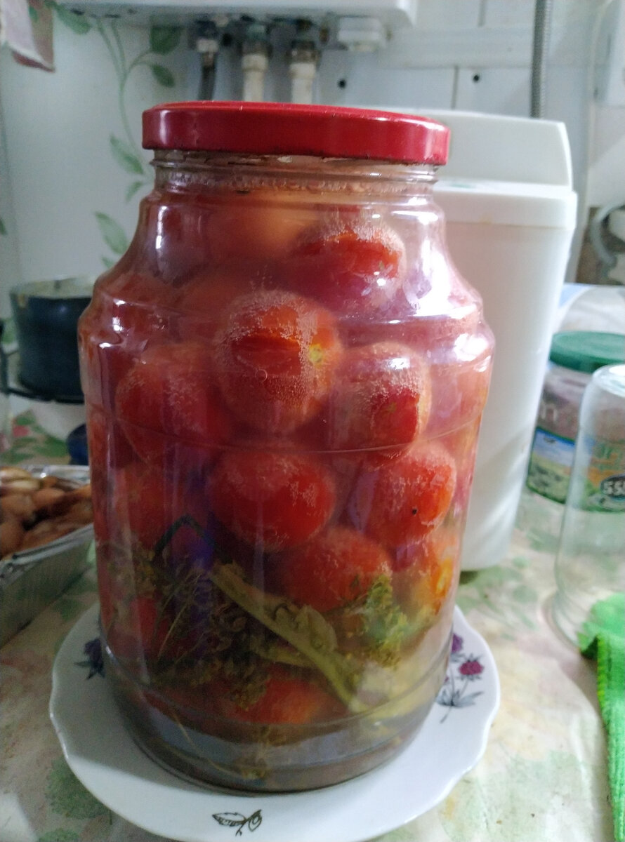 Кидаю прямо в старый рассол - так быстрее. Только ложечку соли добавила