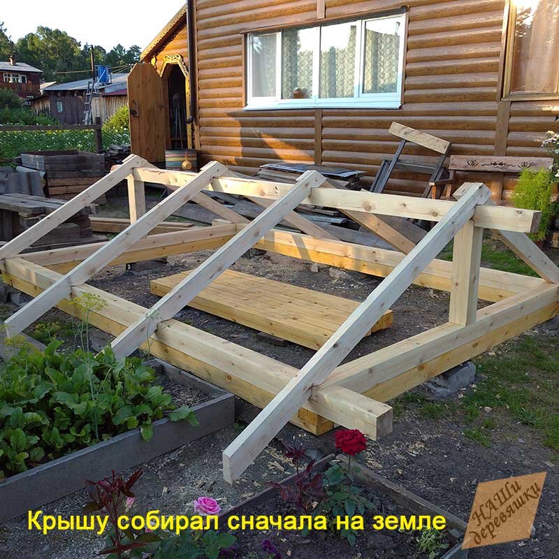 Сразу заготовил двухметровые столбики и начал крышу.