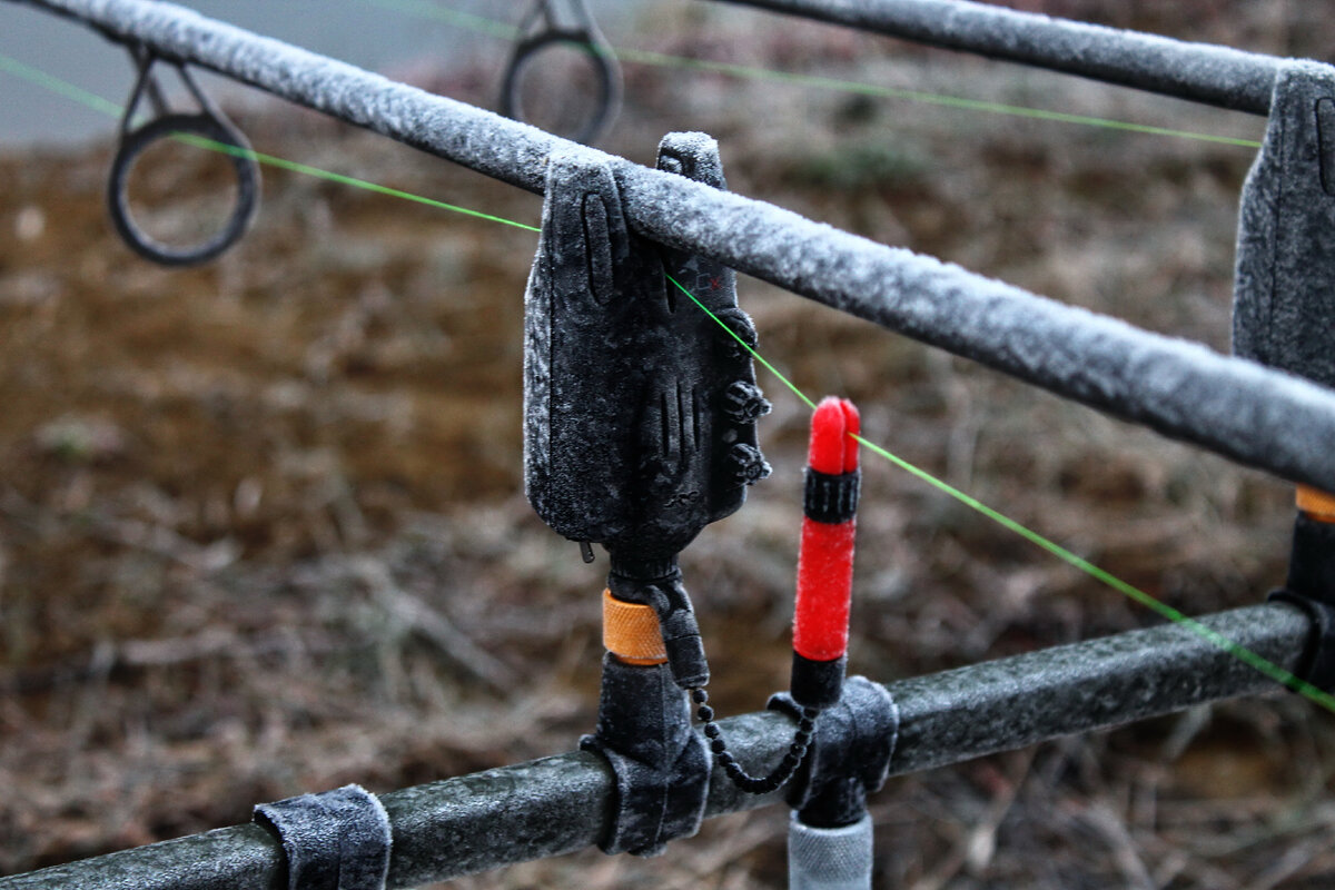 Морозы уже ударили....а сигналки работали как часы.....Мой любимый комплект, JRC электронные сигнализаторы и баты от фокса.