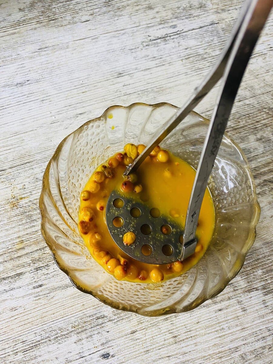 Давлю ягоды обыкновенной толкушкой