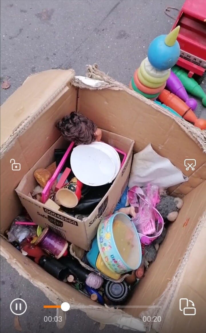 Вот такая коробка с игрушками была выброшена  в мусорку. Фото автора.
