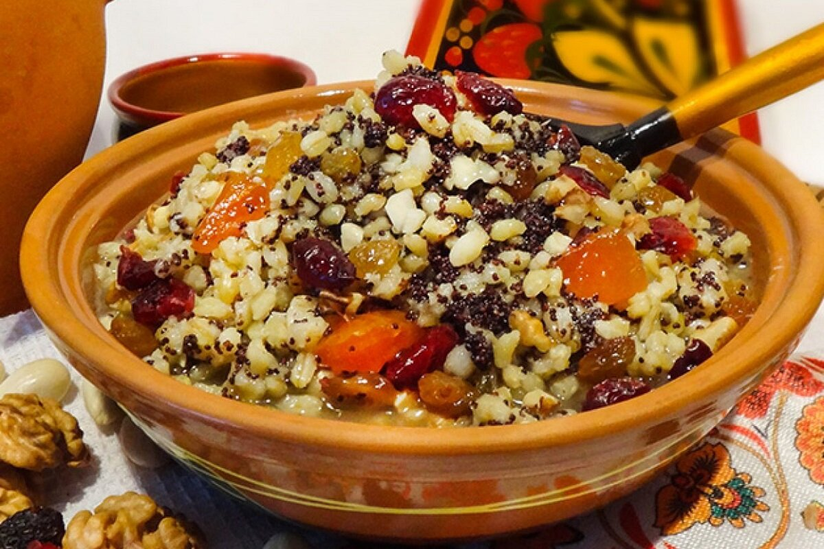 Кутья готовится из любого ЦЕЛОГО зерна: пшеницы, ячменя, риса, гречки, перловки, гороха с добавлением меда, цукатов, орехов, изюма.