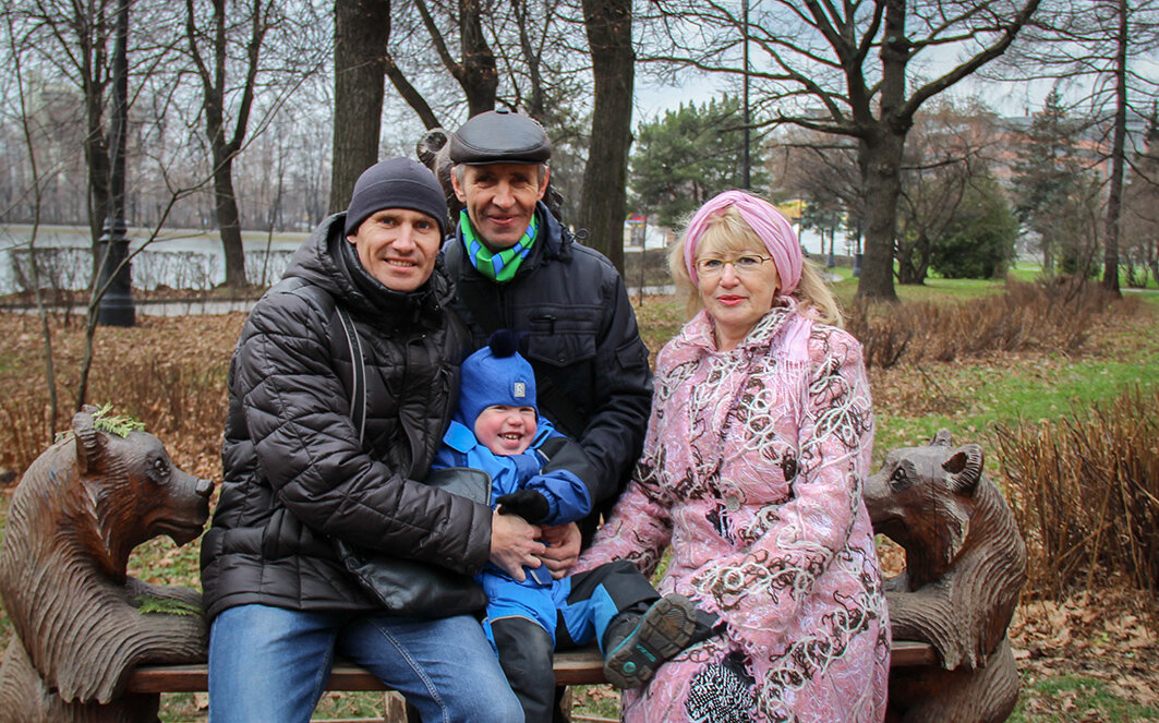 Павел с сыном и родителями. Фото из архива семьи Скороходовых