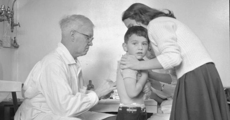 Ребенок, привитый вакциной доктора Салка против полиомиелита в 1956 году.