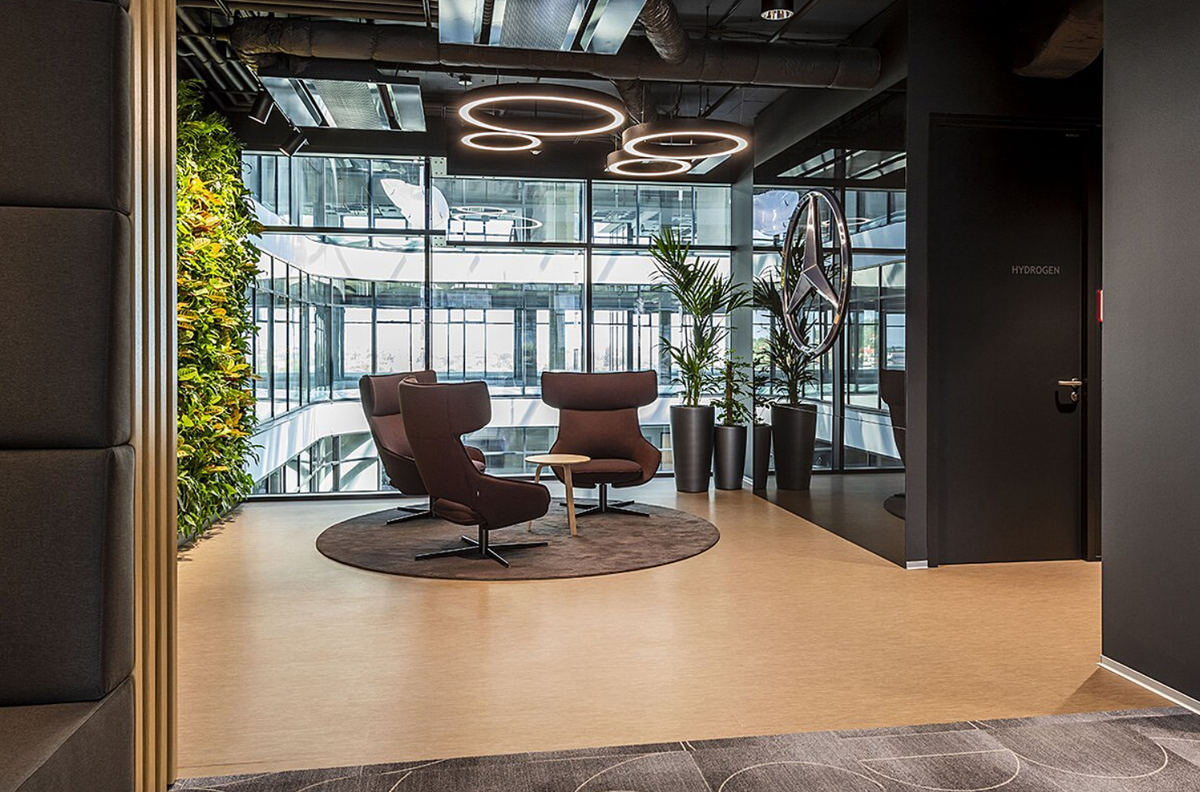 Конструктивные бетонные элементы сочетали архитекторы с деревянными и темными цветовыми оттенками, чтобы создать шикарную и теплую атмосферу.