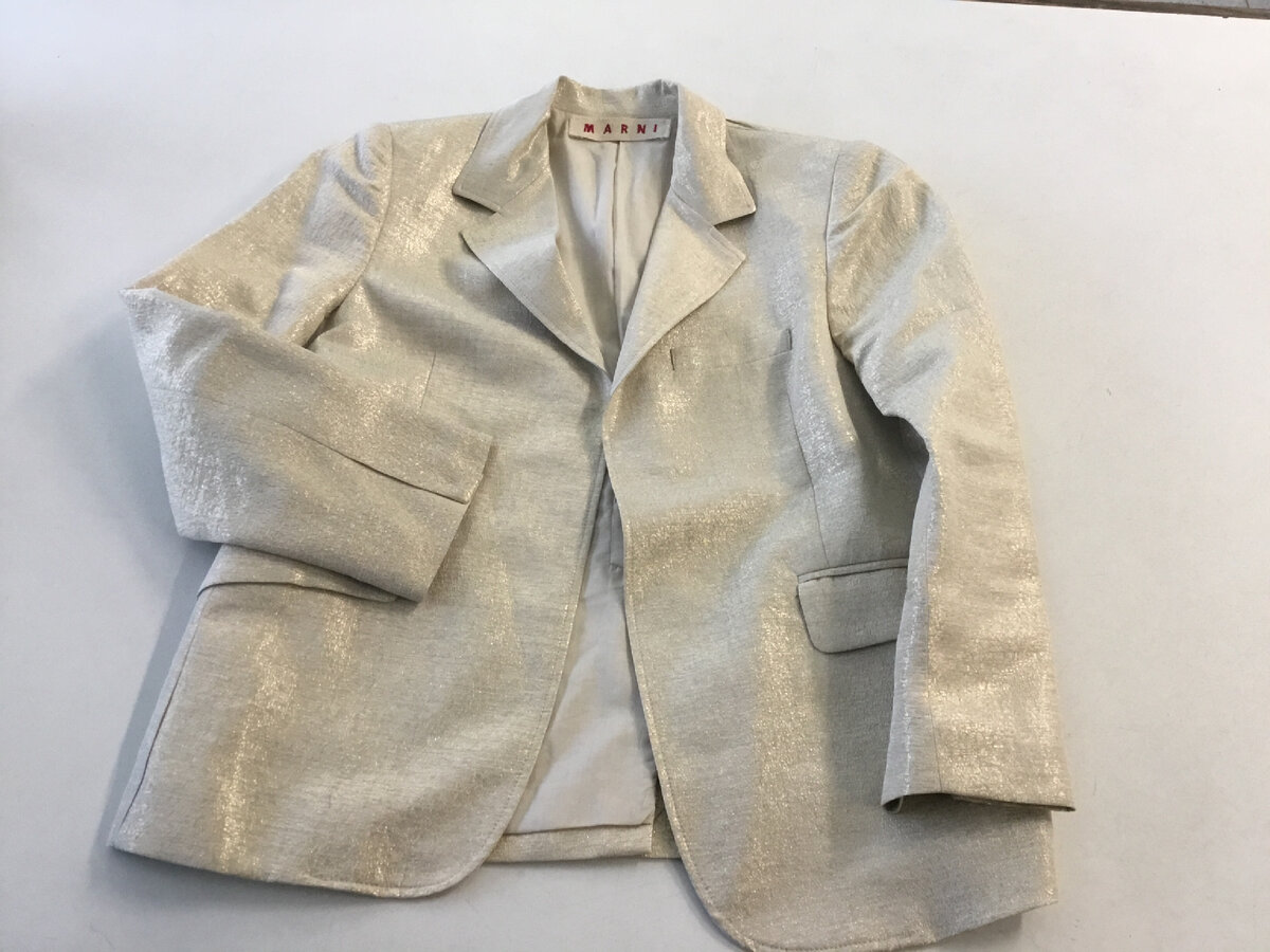 Этот пиджачок стоил в своё время 500 евро, а у нас продаётся за 10,  без следов носки. Видимо купили для какого-нибудь праздника, а потом забыли в шкафу… Очень интересная ткань. Состав: 56%шелк, 25%район (вискоза) и 19%полиэстр. Фирмы Marni больше нет, ее купил Дизель (если не ошибаюсь), размер 44.