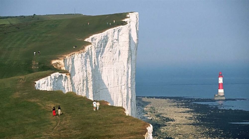 белые скалы Дувра в графстве Кент. Иллюстрация с сайта studinter.ru
