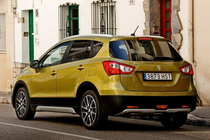 Те самые спорные задние фонари, копирующие первый Кашкай. Далее в карусели - вид спереди!