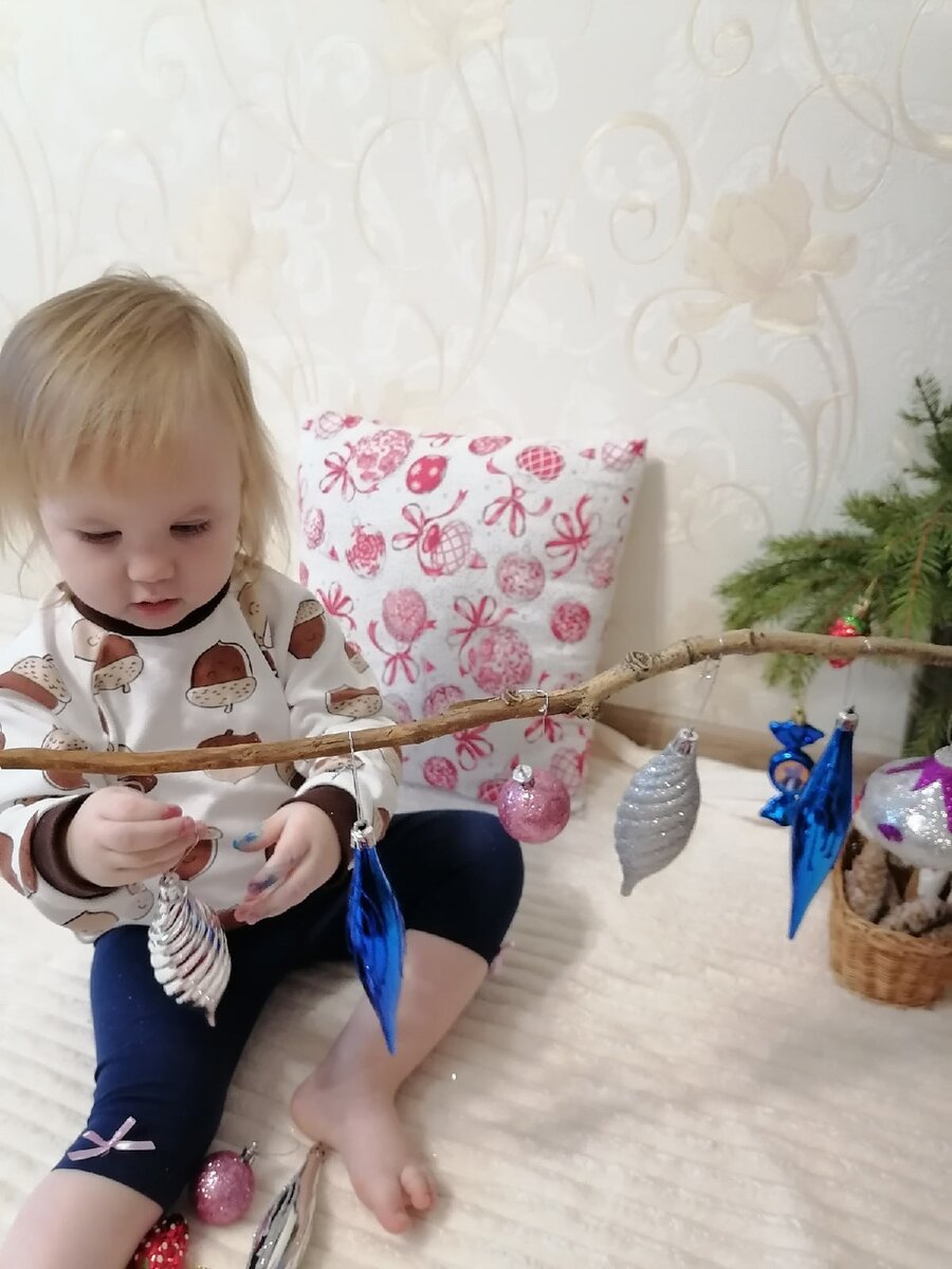 Делаем гирлянду: нанизываем игрушки на палку