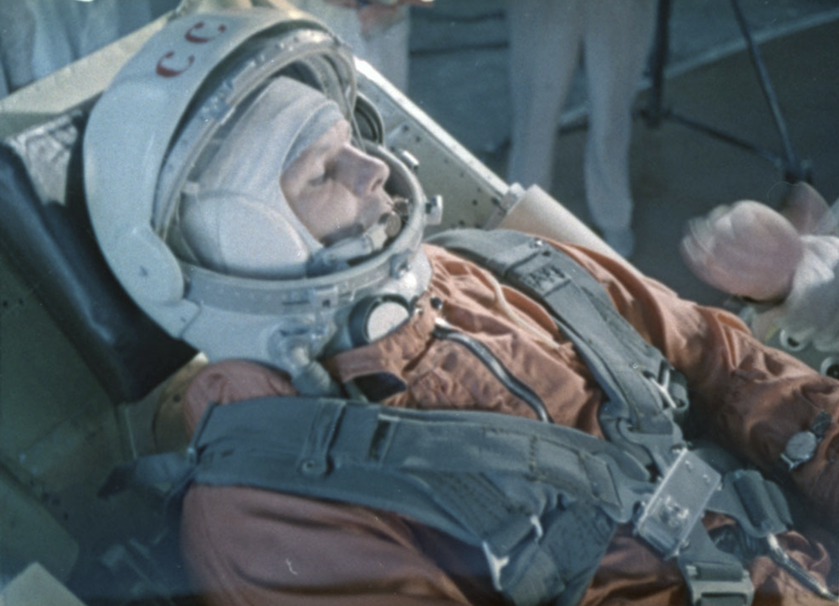 Какой предмет потерял гагарин. Космонавт 1961 Гагарин.