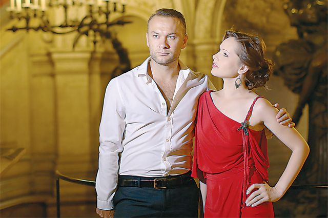 Дмитрий Ермак (Призрак) и Елена Бахтиярова (Кристин) в знаменитой Парижской опере.