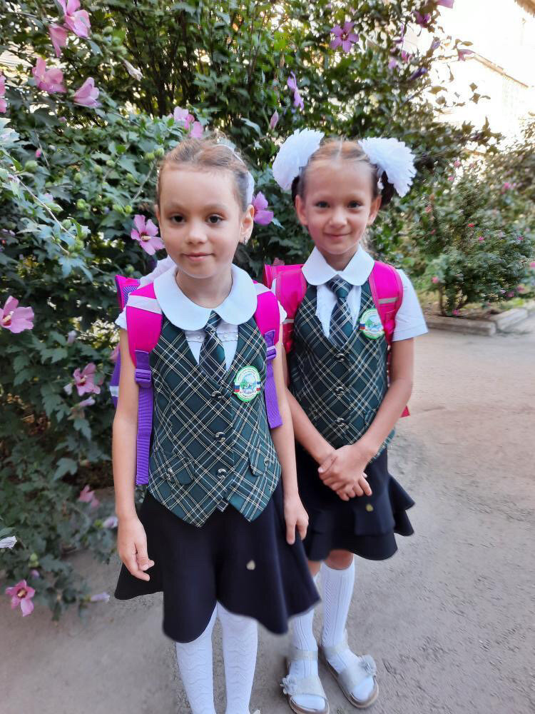 Девочки подросли, родители помогли им подготовиться к школе.