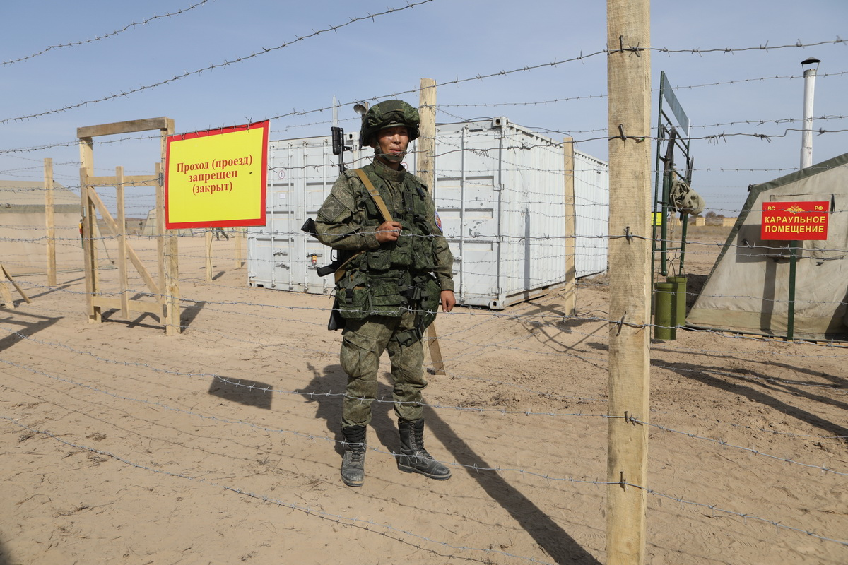Покажи пост. Караульная служба вс РФ. Солдат в Карауле. Часовой на посту. Охрана военных объектов