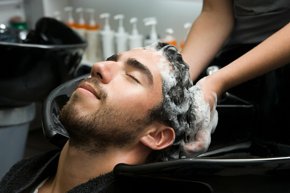 Мытье волос уход. Мытье головы. Мужская стрижка в салоне. Мытьё головы в парикмахерской. Мытье головы мужчине.