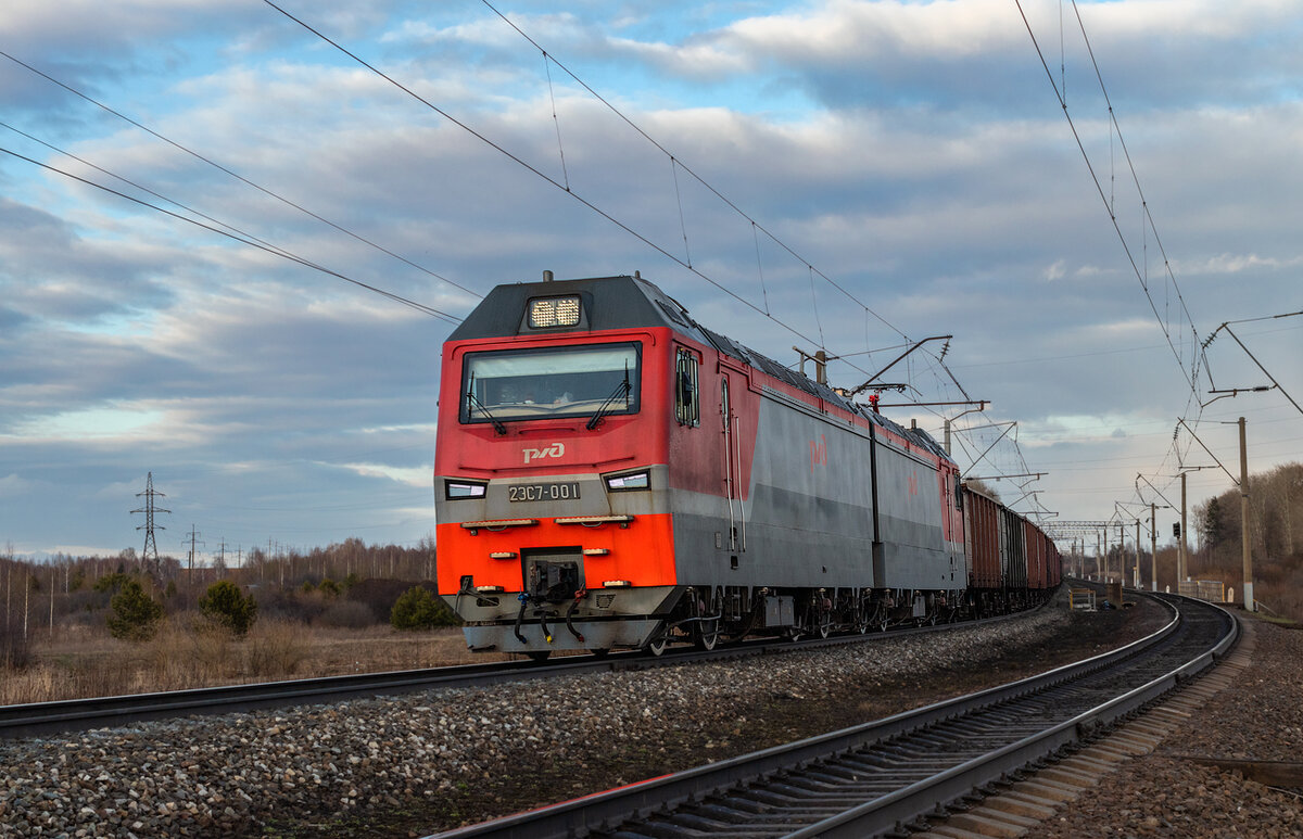 Первый электровоз серии, 2ЭС7-001. Отличается от всех будущих машин сплошным лобовым стеклом, прожектором, наличием зеркал, формой буферных огней и в целом изменённой маской. Снято на перегоне Котельнич-I - Ацвеж, Кировская область. Весна 2020 г. 
