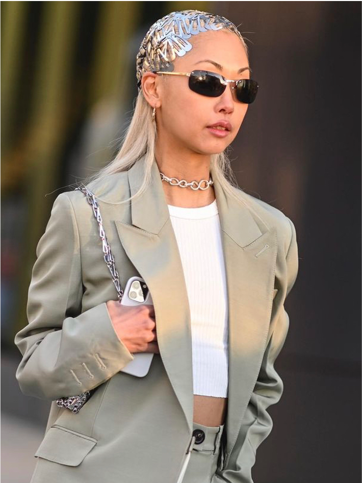 Большое количество заколок на распущенных волосах