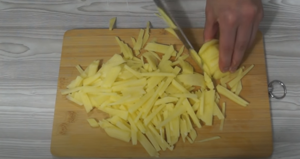 Нарезать картошку для жарки. Как нарезать картошку соломкой для жарки. Нарезать картофель для жарки. Как нарезать картошку соломкой для жарки. Порезать картошку соломкой.