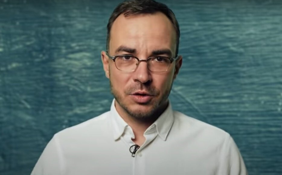 Никита Журавлев. Кадр из видео, где он комментирует поддержку строителей