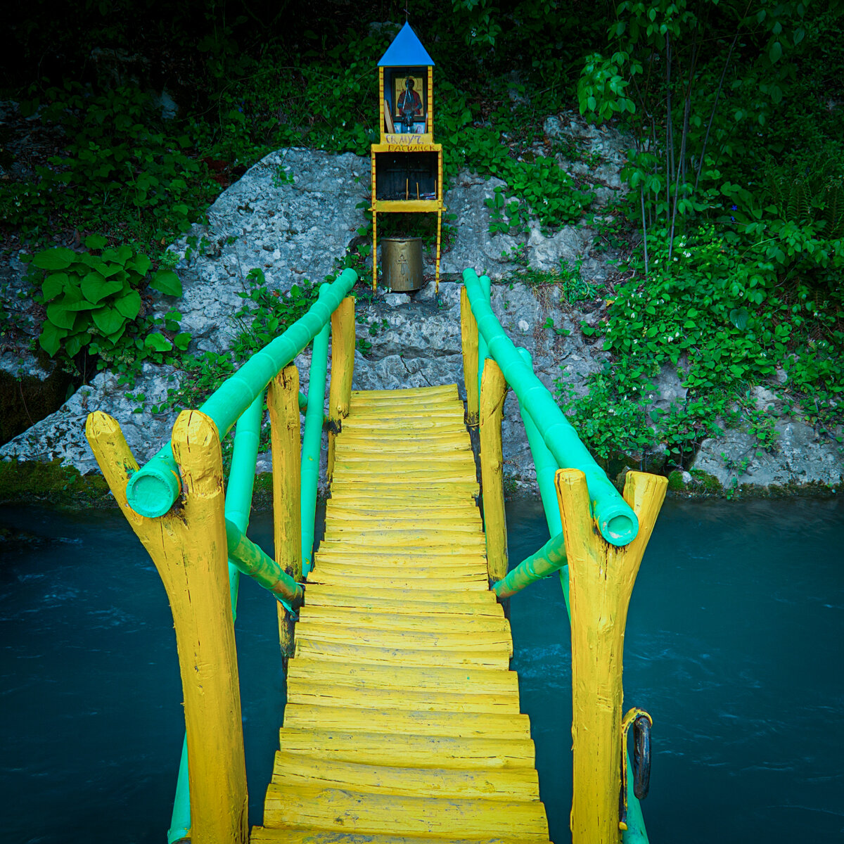 Святой источник неподалеку от Каманского монастыря, Республика Абхазия.