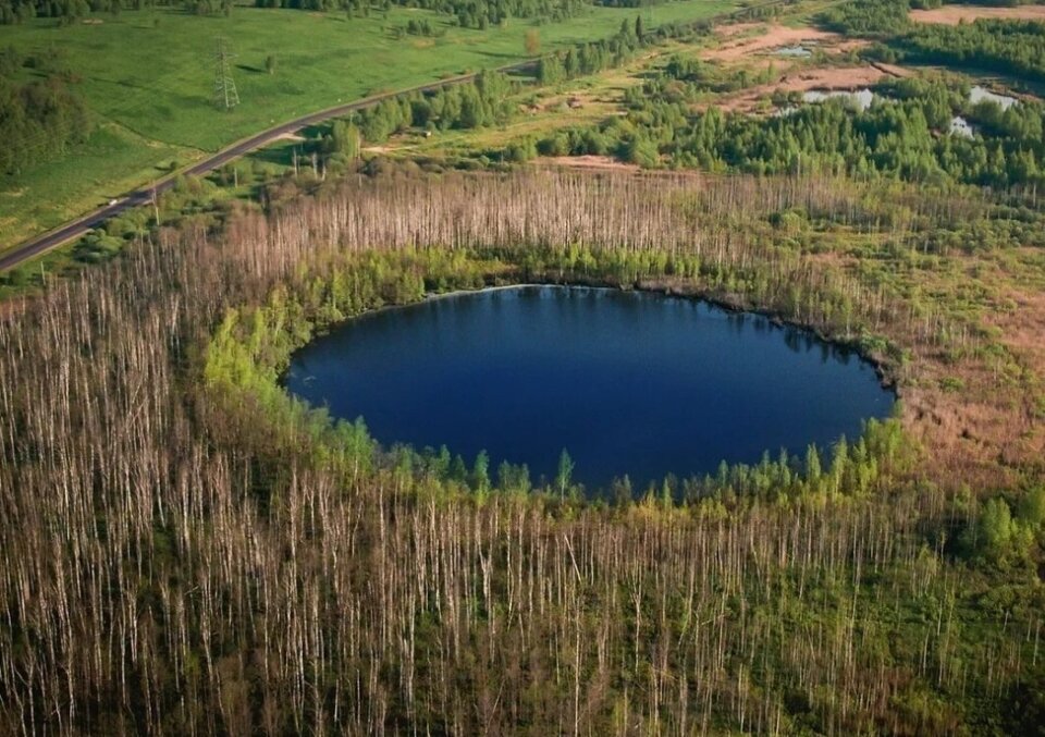 Озеро Бездонное имеет практически правильную круглую форму