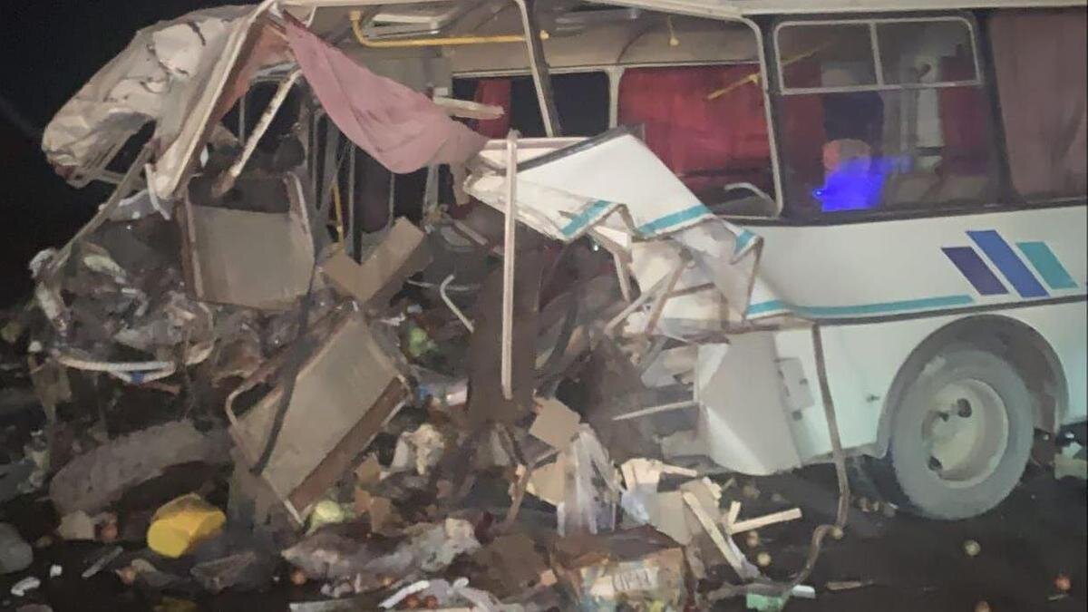    Автобус после столкновения с грузовиком:t.me/POLICE_of_KZ