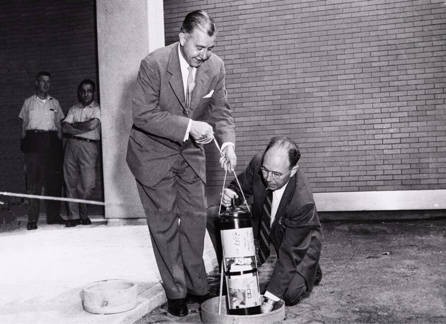 Киллиан младший (слева) и Эдгертон закапывают капсулу времени в 1957 году (Источник: архив Массачусетского технологического института)