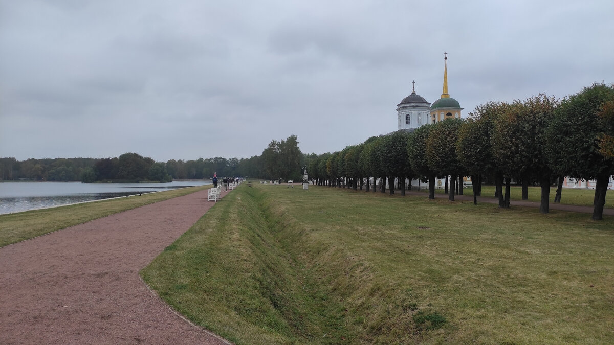 Аллея, ведущая от входа в усадьбу вдоль пруда
