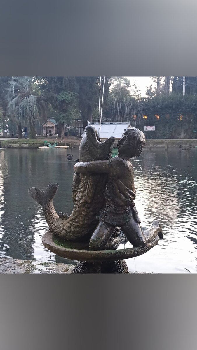 Фото автора. Вот она, Девочка, которая обнимает рыбу. Только рыба почему то больше девочки.