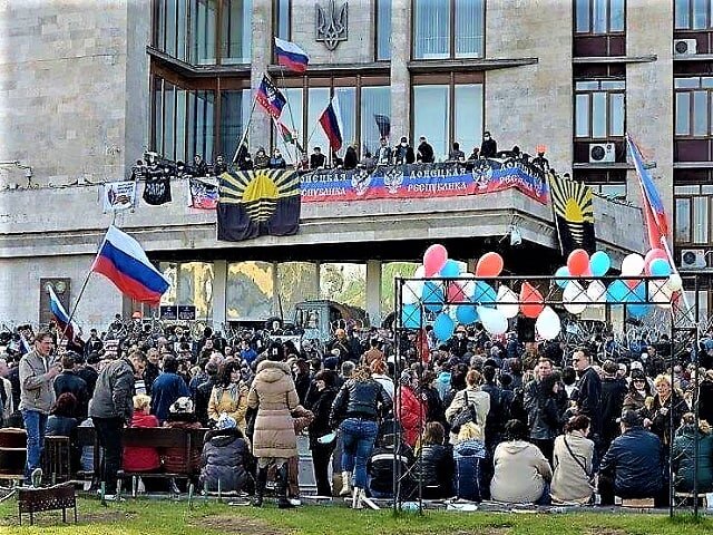 У Общественной Палаты Донецка. 2014 год.
