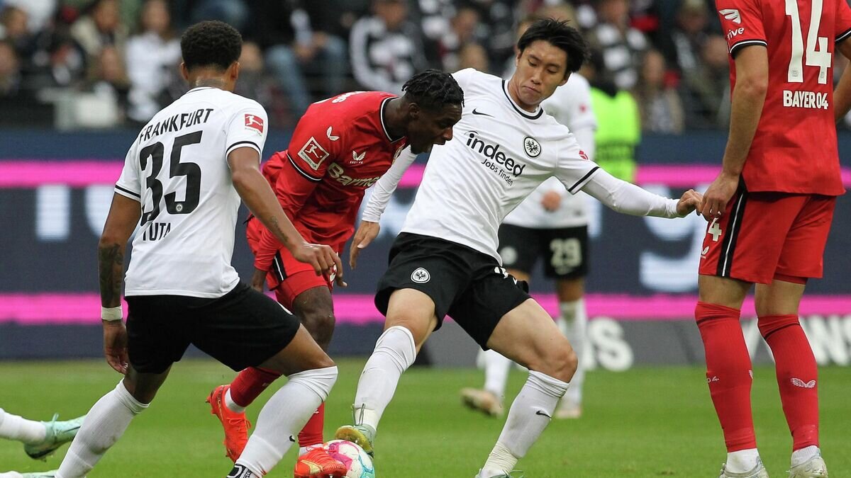    Эпизод матча "Айнтрахт" - "Байер"© AFP 2022 / DANIEL ROLAND