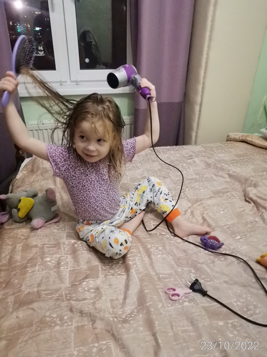 Сама сушит и расчесывает волосы. Фен не включен, но зато САМА. 😁