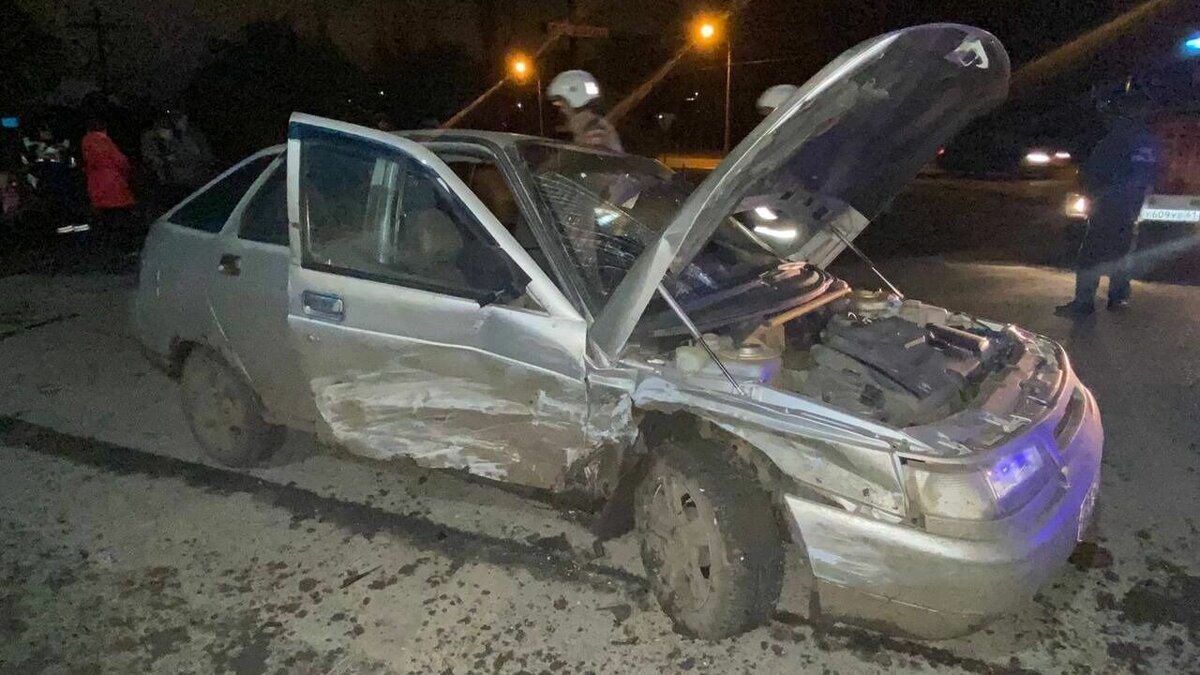     В Ростовской области из-за столкновения двух машин пострадали взрослый и подросток, сообщили в УГИБДД по региону.