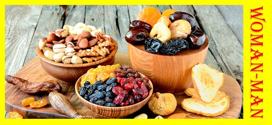 
Наряду с витаминами и минералами сушеные фрукты содержат клетчатку, которая просто необходима для нормальной работы пищеварительной системы: она улучшает перистальтику кишечника, борется с запорами. Кроме того, клетчатка регулирует уровень сахара и холестерина в крови, что уменьшает вероятность диабета второго типа и патологий ССС. А еще она ускоряет обмен веществ и надолго дает чувство сытости, что помогает держать вес под контролем.