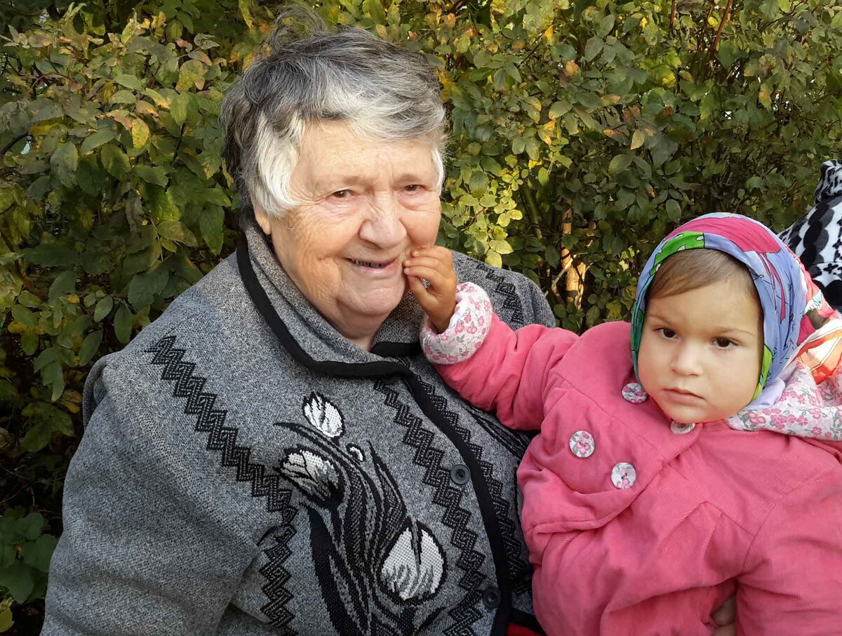 Дочь живет с бабушкой. Старухи за 90 лет. Бабушка Зои Зейн. Бабушка живет.