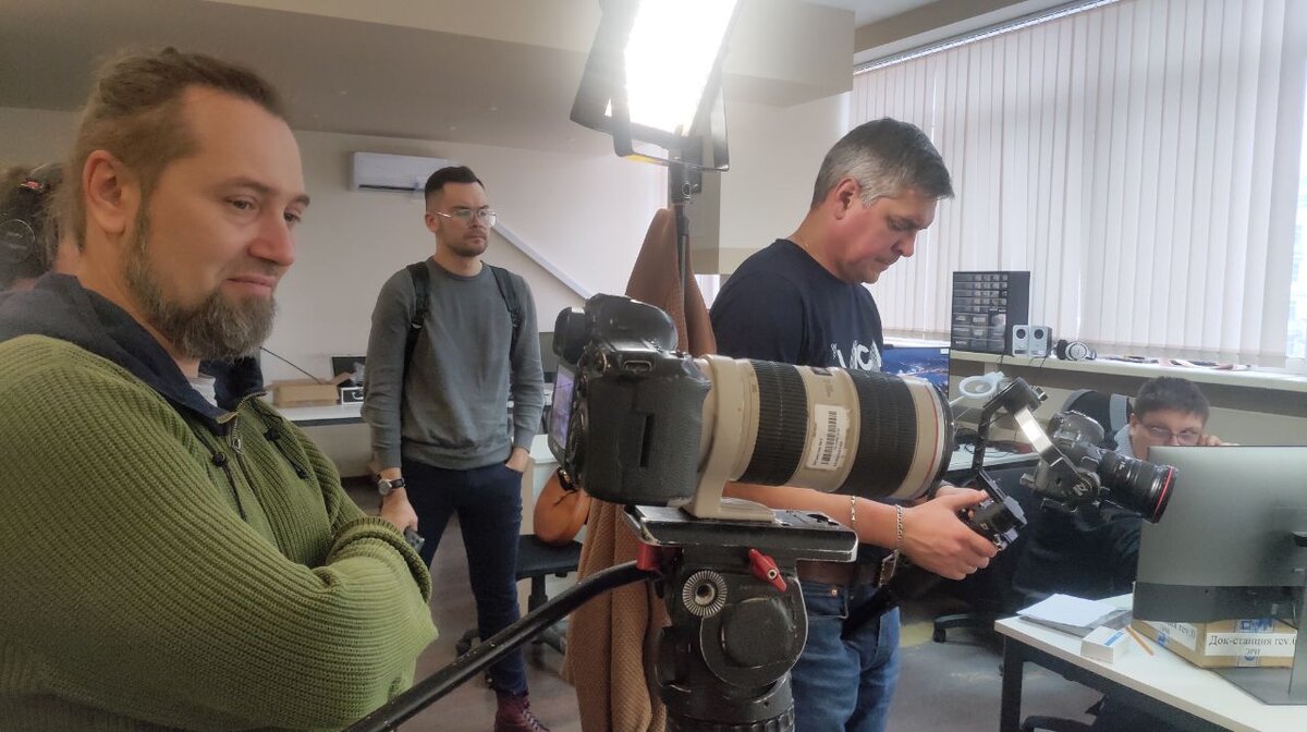 Так выглядит телевидение по ту сторону объектива. У кого-то обед, а у оператора съемки.